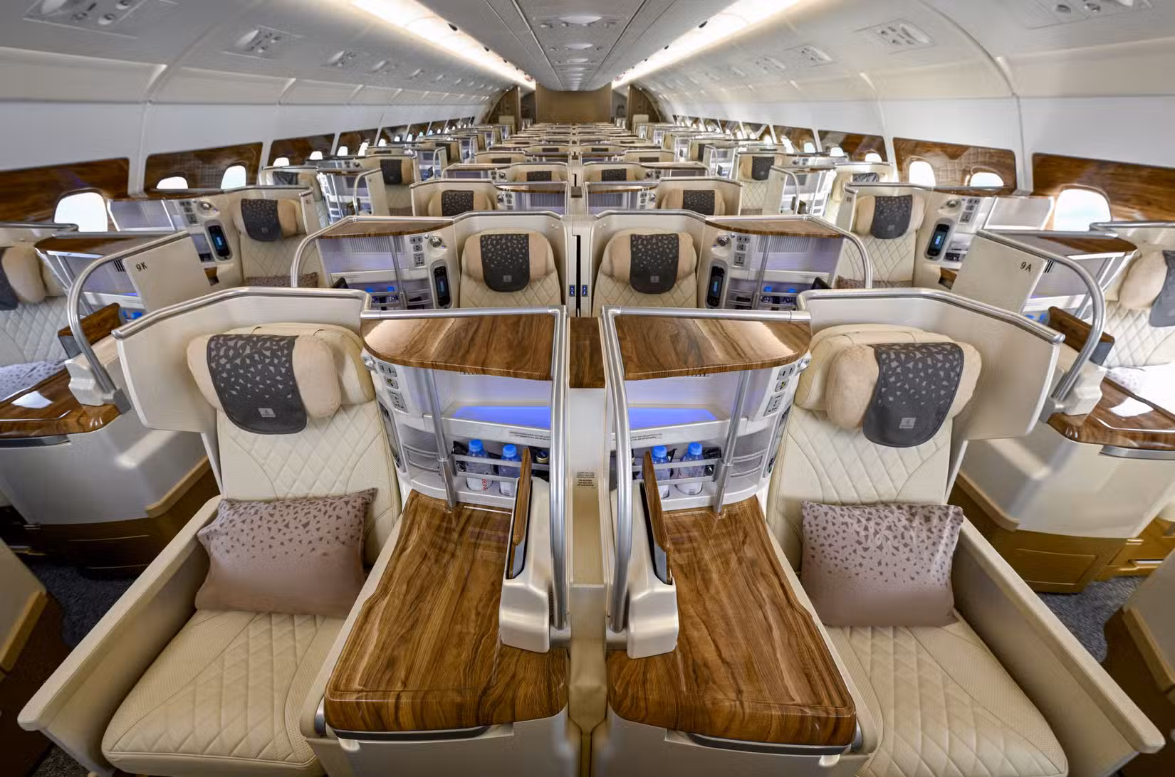 Пасажирів популярного авіарейсу чекає сюрприз: Emirates оновила суперлітак - фото 1